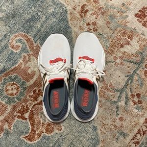 New Balance fresh foam ROAV men’s sneakers
